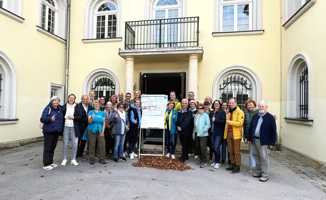 In Maria Enzersdorf wurde die neue Gehzeit.Karte gleich gemeinsam "getestet". | Foto: Marktgemeinde Maria Enzersdorf