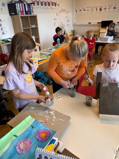 Zusammen mit den Erwachsenen arbeiteten die Schülerinnen und Schüler fleißig. | Foto: Michaela Freisinger