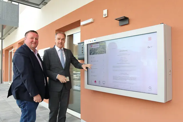 Landesrat Leonhard Schneemann und Landtagsabgeordneter Roman Kainrath stellten die digitale Amtstafel vor. | Foto: Landesmedienservice Burgenland / Dorothea Müllner-Frühwirth