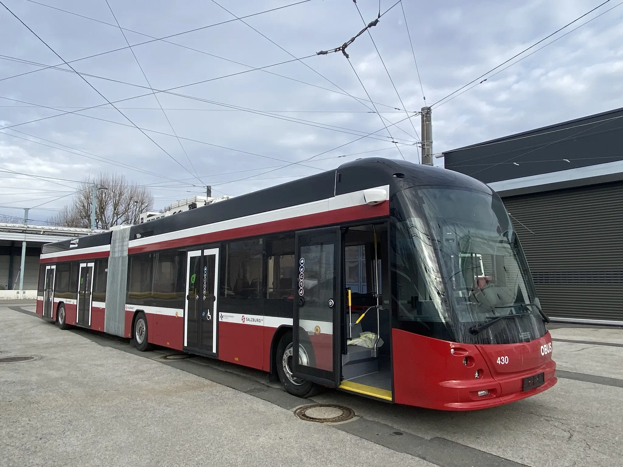 Obus rammt Supermarkt: Großaufgebot in Salzburg-Itzling nach tödlichem ...