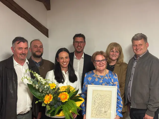 Alte und neue Obfrau der Vinzenzgemeinschaft mit den BürgermeisterInnen der umliegenden Gemeinden. | Foto: Vinzenzgemeinschaft Telfs