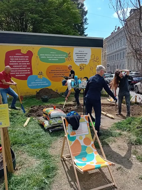 Nachbarinnen und Nachbarn kamen zusammen, um gemeisnam anzupacken. | Foto: Grätzelinitative Margaretenbad