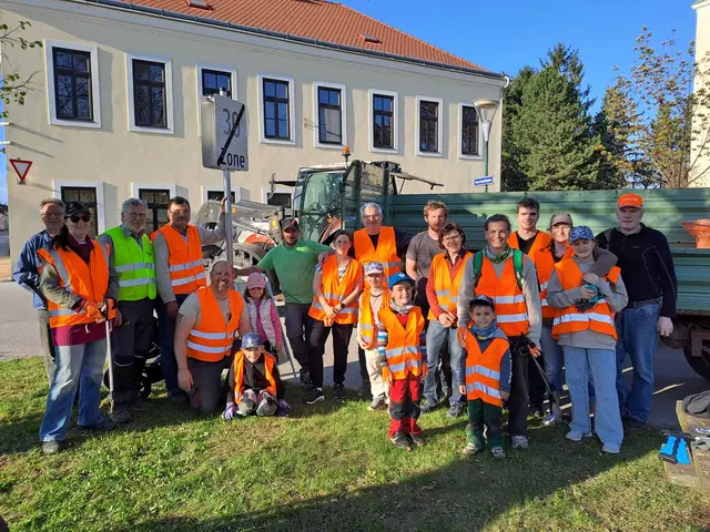 Fleißige Helferinnen und Helfer – darunter viele Kinder – sammelten bei der Flurreinigungsaktion in Sonnberg zahlreiche Säcke Müll. | Foto: Roman Heiden