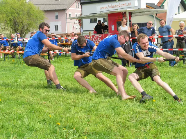 Lederhose statt Kilt: Das Team gibt Vollgas beim Seilziehen. | Foto: Daniel Aiterbichler