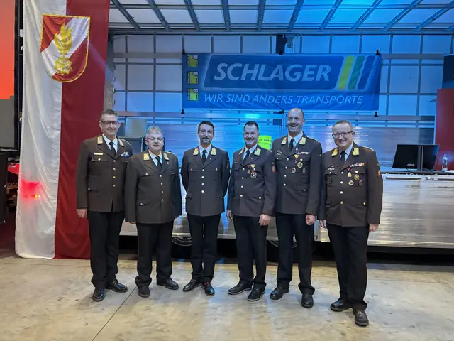 Feuerwehrpräsident Robert Mayer, Abschnittskommandant Stephan Prinz, Bezirksfeuerwehrkommandant Eduard Paireder, Abschnittskommandanten Roland Paireder und Christoph Neuhauser, Bezirkshauptmann Werner Kreisl. | Foto: MeinBezirk Perg/Köck