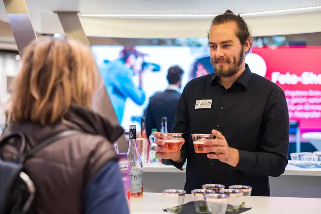 Besucherinnen werden mit einem gratis Gläschen STYLE Spritz verwöhnt. | Foto: DERFRITZ