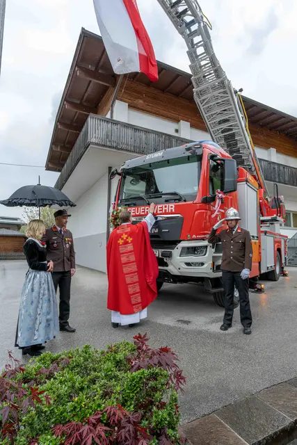 Freiwillige Feuerwehr Stumm feiert Florianitag mit Segnung der neuen Drehleiter