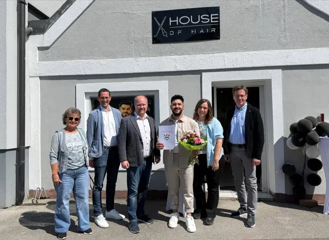 Eröffnung des neuen Friseurs "House of Hair" in Katzelsdorf: GR Gabriele Schüler, Vizebgm. Stephan Ernst, Bgm. Michael Nistl, Sezgin Özbek, GR Petra Fürpass, GGR Markus Schöberl. | Foto: Gemeinde Katzelsdorf