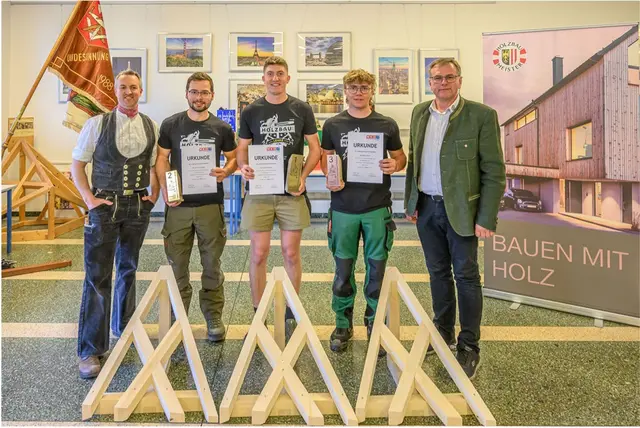 Von links: Landeslehrlingswart Martin Rübig, Andre Fischereder (2. Platz), Marcel Kreische (1. Platz), Peter Gabriel (3. Platz), Landesinnungsmeister Josef Frauscher. | Foto: Simlinger