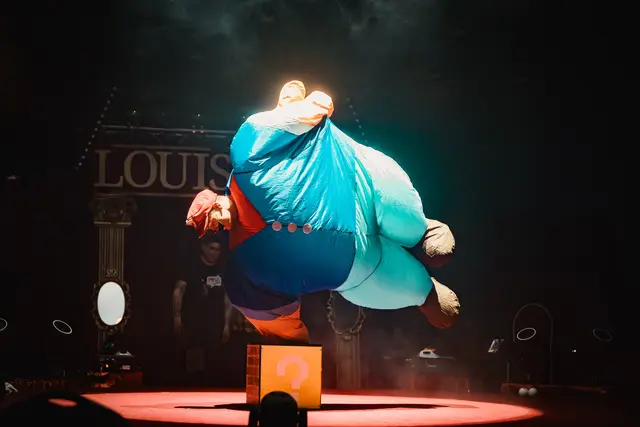 Auf der Bühne sorgen internationale Künstler für ein vielseitiges Programm. | Foto: Jolanda Hofmann / Circus Louis Knie