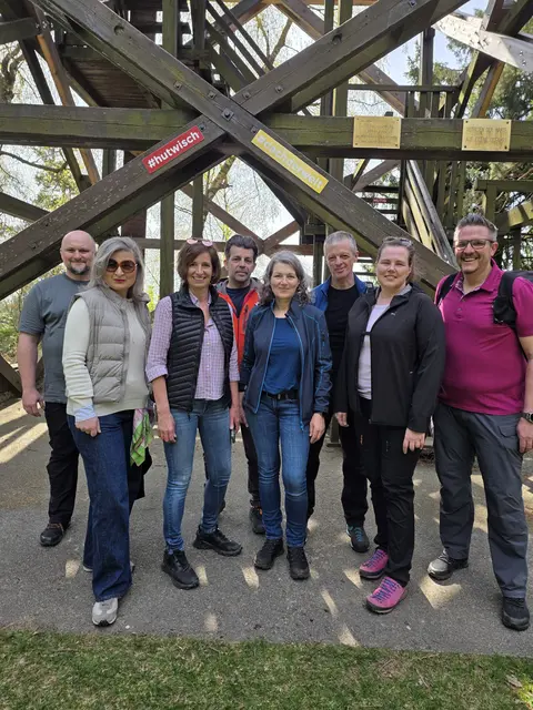 Nationalratsabgeordnete Gertraud Auinger-Oberzaucher (2. von links) und Landessprecherin Indra Collini (3. von links) mit dem NEOS-Team Hochneukirchen-Gschaidt und interessierten Bürgern. | Foto: NEOS