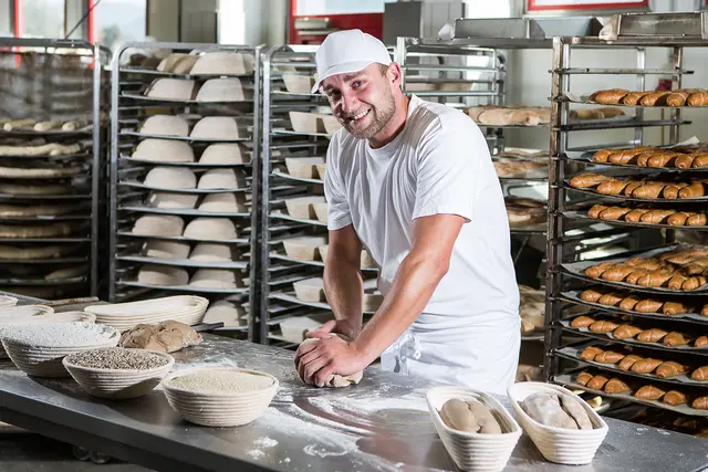 Sascha Prehofer, Leiter der INTERSPAR-Bäckerei St. Veit, freut sich über die zahlreichen Auszeichnungen. | Foto: INTERSPAR