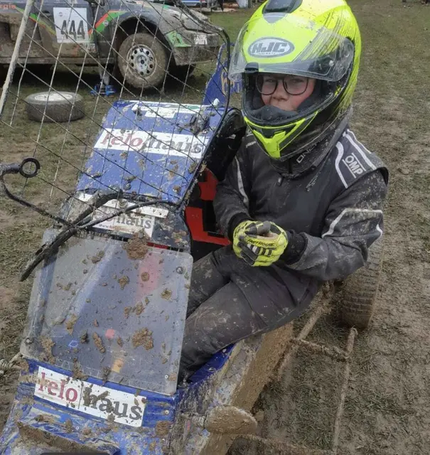 Dreckig, aber glücklich nach einem Autocross-Rennen. | Foto: Privat