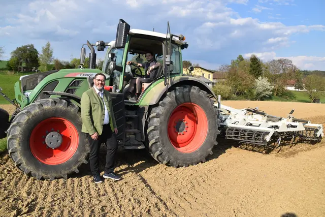 Hohe Spritpreise setzen Bauern unter Druck: Franz Rafetzeder und Jakob Karner aus Wechling können ein "Lied davon singen". | Foto: Roland Mayr/MeinBezirk Scheibbs
