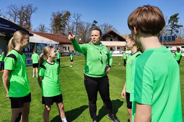 Katrin Mindl vermittelt weit mehr als nur Kenntnisse im Fußball – vor allem Werte und Leidenschaft für den Sport.