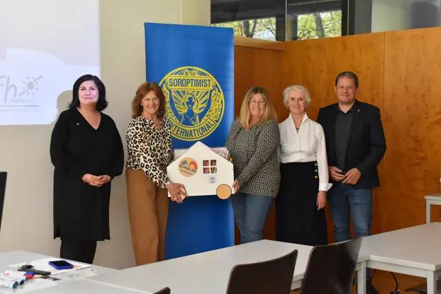 Übergabe an den Kindergarten Söll mit Bgm Wolfgang Knabl. | Foto: Barbara Fluckinger