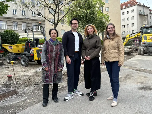 Diverse Bezirksparteien waren beim Baustart dabei. Von links: KPÖ/Links-Klubobfrau Claudia Krieglsteiner, Bezirksvorsteher Michael Luxenberger (Grüne), Grünen-Klubobfrau Julia Fritz und Neos-Klubobfrau Sarah Mayer. | Foto: Nathanael Peterlini/MeinBezirk