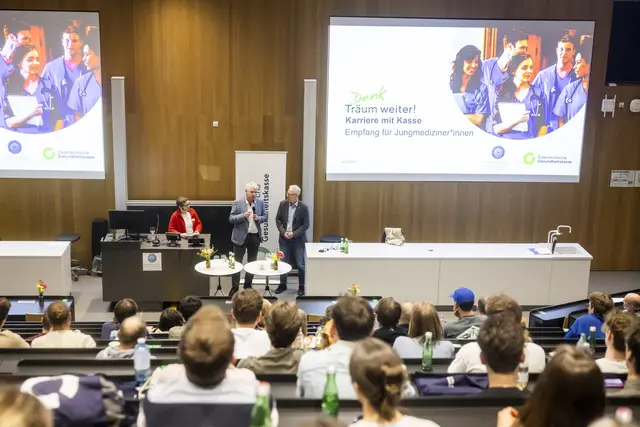 Volles Haus beim Jungmediziner*innen-Empfang:
140 Jungmediziner*innen folgten der Einladung des Servicecenters „Meine eigene Praxis“ der Österreichischen Gesundheitskasse (ÖGK) in die Medizinische Universität Innsbruck. Dort wurden sie über die vielfältigen Möglichkeiten eines Kassenvertrages informiert.

  | Foto: ÖGK/Jan Hetfleisch