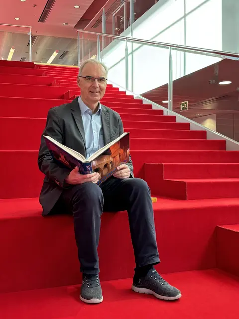 Helmut Windiger ist Leiter der Stadtbibliothek Salzburg.  | Foto: Lisa Gold