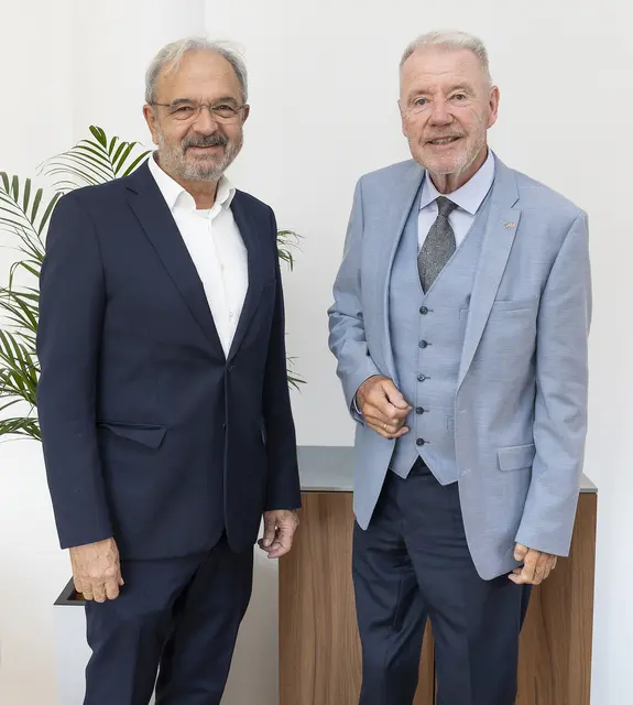 Dr. Helmut Trimmel mit Bürgermeister Klaus Schneeberger (ÖVP). | Foto: Stadt Wiener Neustadt/Weller