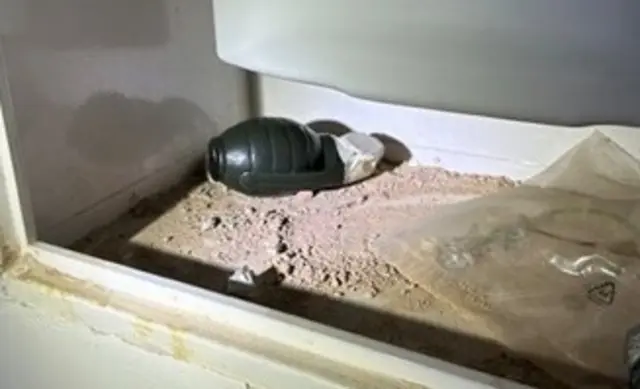 Diese Handgranate wurde in einem Zählerkasten in einem Mehrparteienhaus entdeckt. | Foto: LPD Wien