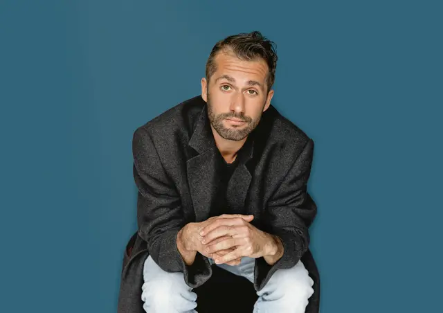 Leonhardsberger ist seit Jahren auf Bühnen zwischen Wien, München und Stuttgart unterwegs und bekannt für seine Mischung aus Kabarett, Comedy und Musik.  | Foto: Susan Buth