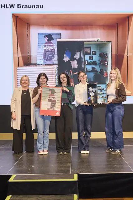 Mag.a Bernadette Hauer von der AK OÖ (v.li.) mit Antonia Gratzl, Pauline Rülling, Karolina Junkers und Emilia Wimmer bei der Projektpräsentation | Foto: AK OÖ
