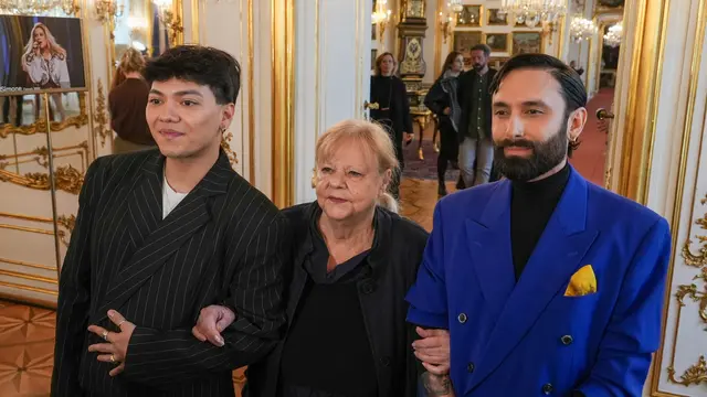 JJ (l.) und Tom Neuwirth kamen gemeinsam mit Marianne Mendt zum Bundespräsidenten. | Foto: Andreas Pölzl/MeinBezirk
