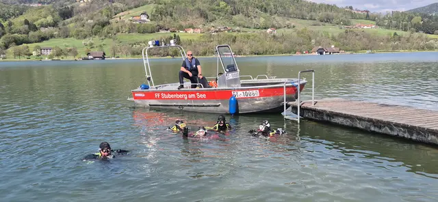 Abtauchen zwecks Sammlung unter Wasser | Foto: FF Stubenberg am See