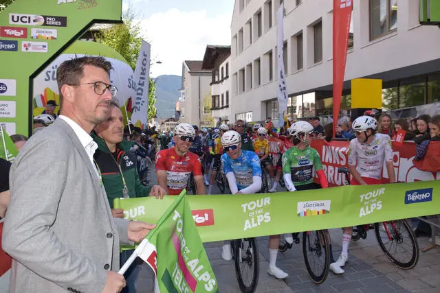 Um 11.40 Uhr ließ der Gemeindechef selbst die Startfahne sinken und los ging es für den Tross durch die Begegnungszone bis zum Inntalcenter und von dort weiter ins Oberland.  | Foto: © Georg Larcher / MeinBezirk.at