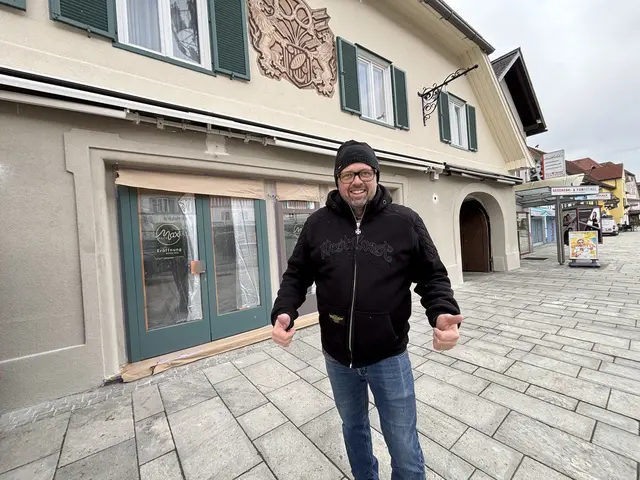 Markus Gruber vor dem künftigen Café Max in der Fußgängerzone Kindberg.  | Foto: MeinBezirk/Angelina Koidl