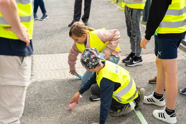 Um Unfälle dieser Art zu vermeiden, bieten die AUVA und das KFV die Verkehrssicherheitsaktion „Meine Busschule“ für Volksschulen an.  | Foto: KFV/Michael Sabotha