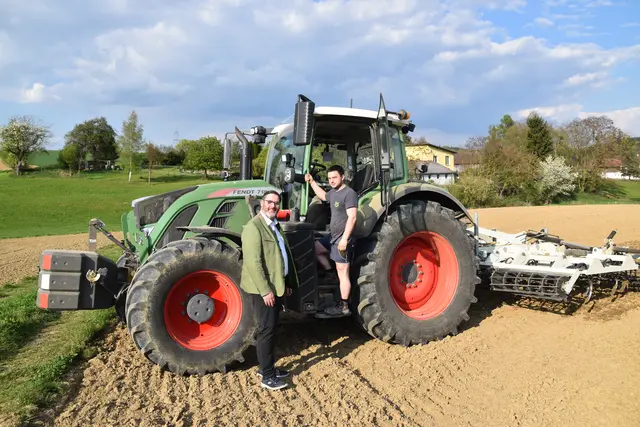 Hohe Spritpreise setzen Bauern unter Druck: Franz Rafetzeder und Jakob Karner aus Wechling können ein "Lied davon singen". | Foto: Roland Mayr/MeinBezirk Scheibbs