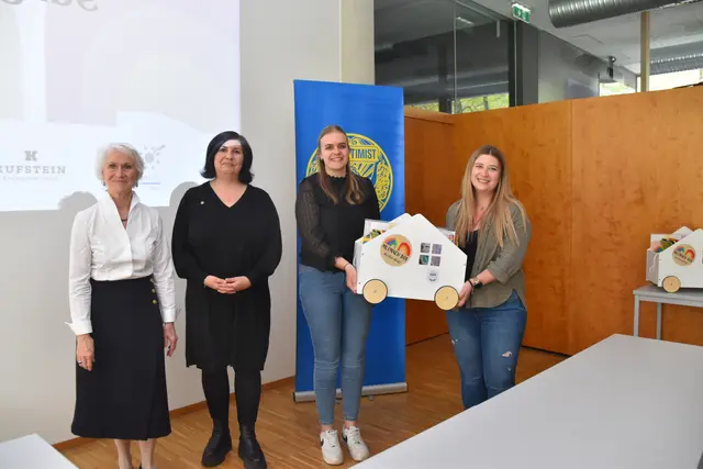 Soroptimistinnen übergeben in Kufstein erneut Mutmach‑Boxen für Kindergärten