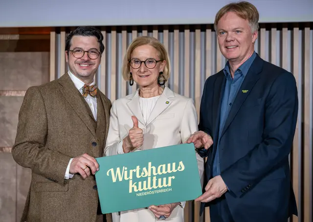 Fest der Wirtshauskultur Niederösterreich 2026: NÖ Wirtshauskultur-Obmann Hartmuth Rameder, Landeshauptfrau Johanna Mikl-Leitner und Michael Duscher, Geschäftsführer NÖ Werbung. | Foto: NLK Khittl