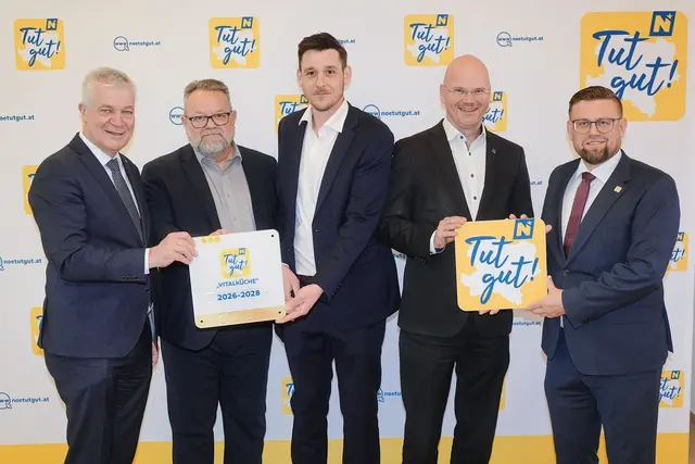 v.l.n.r.: LR Anton Kasser, kaufm. Dir. Michael Strozer, Küchenleiter Thomas Hauk, GF Gesundheit Region Mitte Franz Laback, Tut Gut GF Erwin Zeiler | Foto: MS-Fototeam/Martin Mathes