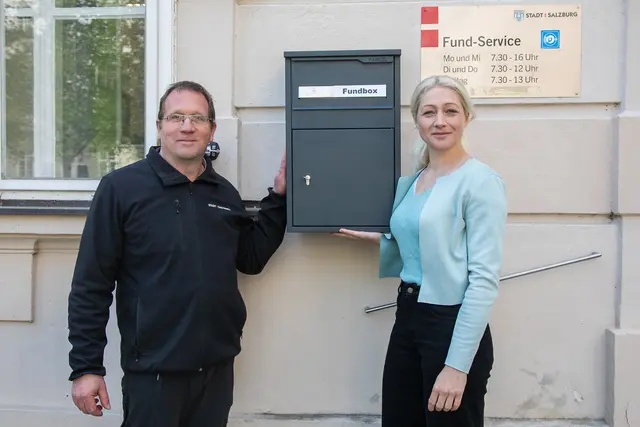 Im Innenhof beim  Schloss Mirabell wurde eine neue, besonders gesicherte Fundbox installiert. Im Bild: Doris Lanschützer (Leiterin Pass und Fundwesen) und Helmut Sammer, (Portier Schloss Mirabell) | Foto: Stadt Salzburg/Anna Pirato