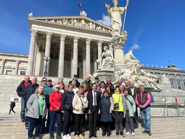 Die Waldzeller Ortsgruppe des Pensionistenverbands mit Bundesrat Sebastian Forstner vor dem Parlament. | Foto: PV Waldzell