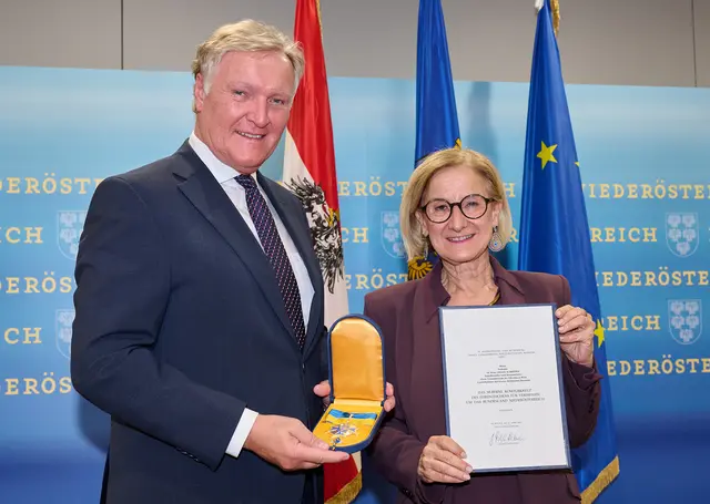 Professor Dr. Klaus Albrecht Schröder, Kunsthistoriker und Museumsleiter, ehemaliger Generaldirektor der Albertina in Wien sowie Geschäftsführer des Wiener Aktionismus Museums, erhielt aus den Händen von Landeshauptfrau Johanna Mikl-Leitner das „Silberne Komturkreuz des Ehrenzeichens für Verdienste um das Bundesland Niederösterreich“. | Foto: NLK Pfeiffer