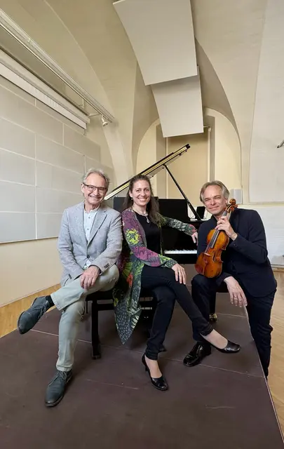Kurator Rafael Catalá mit Ariane Haering und Benjamin Schmid | Foto: Henry Sams