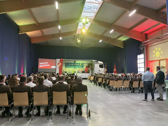 Bezirksfeuerwehrtag in der Staplerhalle der Firma Schlager | Foto: MeinBezirk Perg/Köck