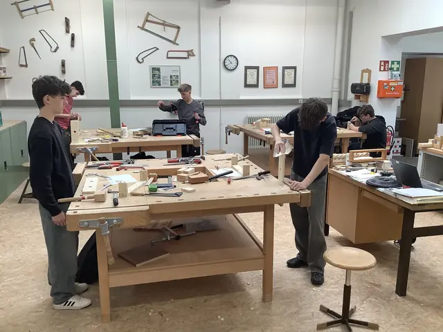 Im Fachbereich Holz stand die Anfertigung eines Kleiderboards auf dem Programm. | Foto: PTS Mistelbach
