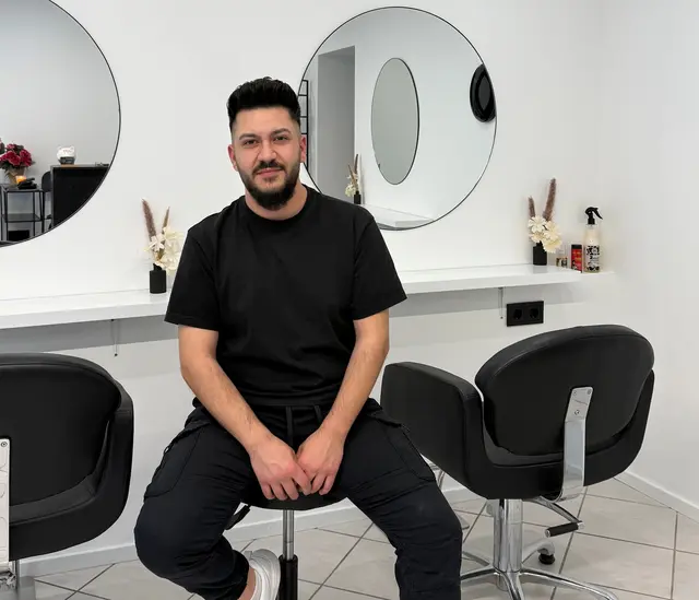 Sezgin Özbek eröffnete am 18. April mit einer großen Feier seinen Salon. | Foto: Gemeinde Katzelsdorf