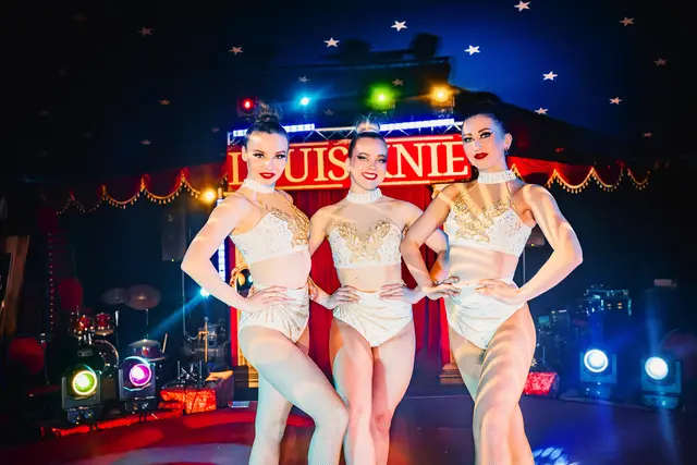 Die Dolly Power Dancers präsentieren ein elegantes Circus-Ballett. | Foto: Jolanda Hofmann / Circus Louis Knie