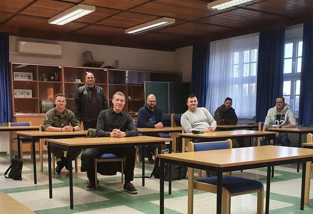 Im Klassenzimmer: Michael Freiberger mit Schülern.