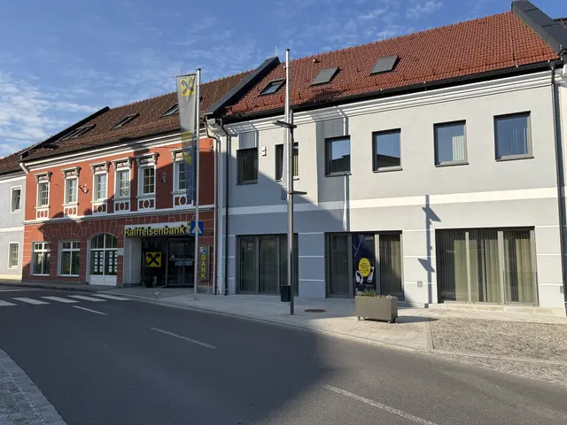 [Anzeige] Die Raiffeisenbank Waizenkirchen präsentiert sich in neuem Glanz