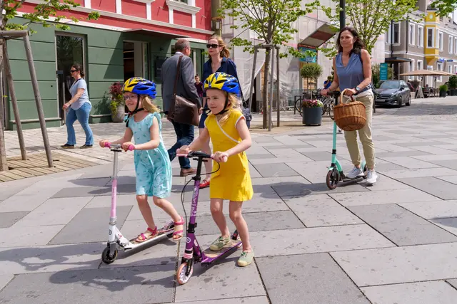 Jetzt aktiv werden: Besonders bei Kindern ist die Fortbewegung auf Tretrollern sehr beliebt. | Foto: Bollwein/NÖ.Regional