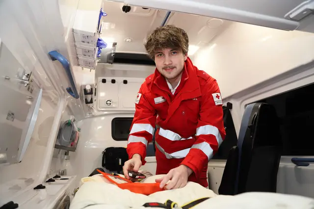 Lukas Hofmarcher engagiert sich seit seinem Zivildienst als Rettungssanitäter im OÖ. Roten Kreuz. | Foto: OÖRK/Schönberger