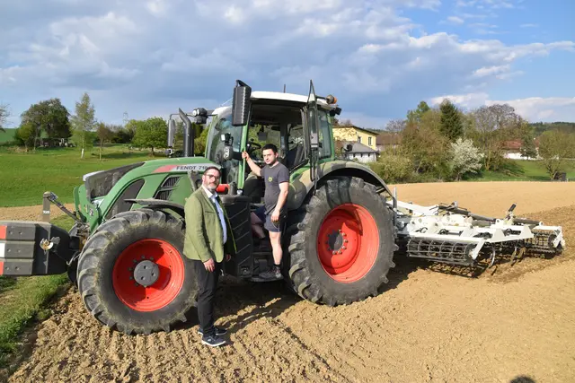 Hohe Spritpreise setzen Bauern unter Druck: Franz Rafetzeder und Jakob Karner aus Wechling können ein "Lied davon singen". | Foto: Roland Mayr/MeinBezirk Scheibbs