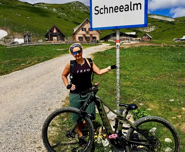 Lisa Heindl mit ihrem E-Bike auf der Schneealm.  | Foto: Heindl